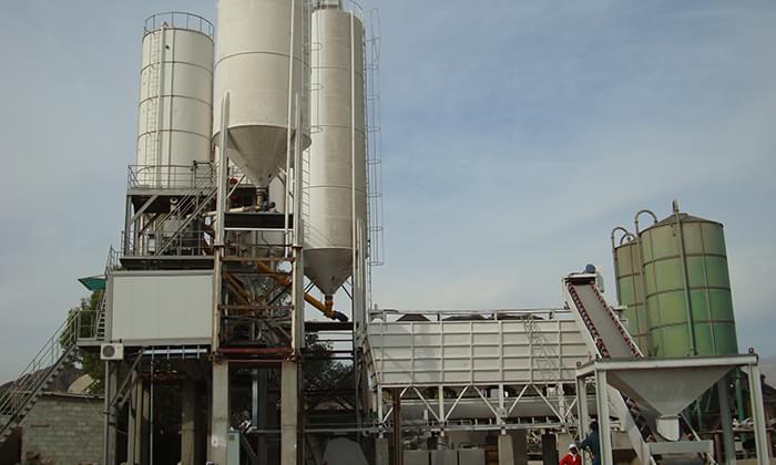 Skip type concrete batch plant